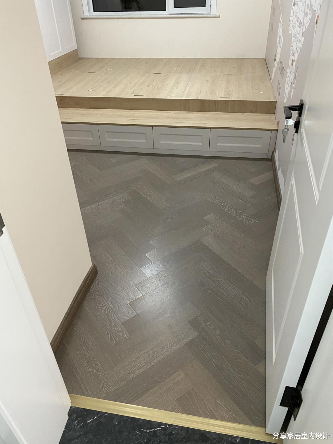 |越来越多人这样装修，电视墙很实用，看她家，还没家具就很漂亮！