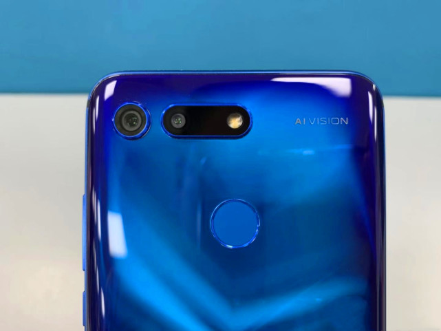 华为荣耀|“烂大街”的产品一定好?这四款华为手机褒贬不一!