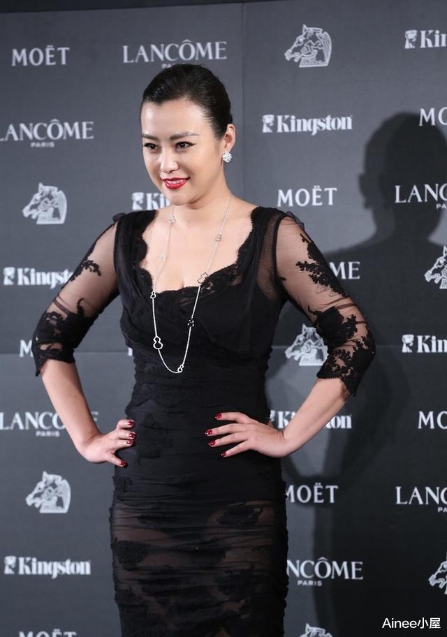 「发型」郝蕾成熟又大气，黑色蕾丝裙精致优雅，复古发型露出“美人尖”