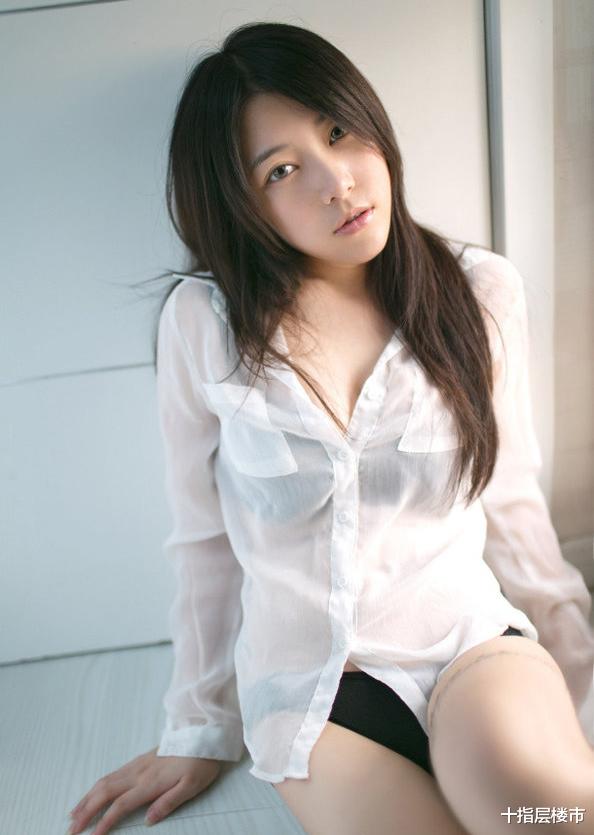 简单干净的网红姐姐，穿上衬衫，好身材挡都挡不住！