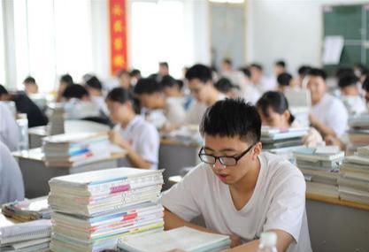 ##那个提前交卷,笑称“试卷太简单”的高考考生,现状如何?