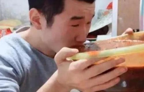 「龙虾」网红吃播,假到什么程度?辣酱是果汁,龙虾是塑料,连人都是假的