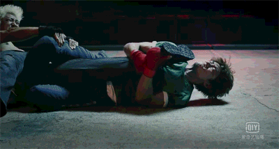 「最燃的拳头」最燃的拳头打开网络电影一片新天地！