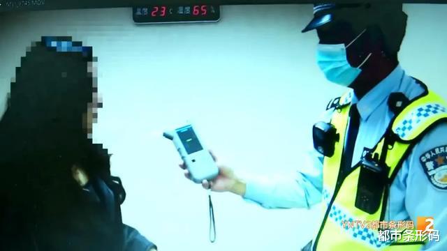 都市条形码|\"喝了酒没被查,吓死宝宝了\" 女子疑似酒驾发朋友圈炫耀被举报,交警连夜查处