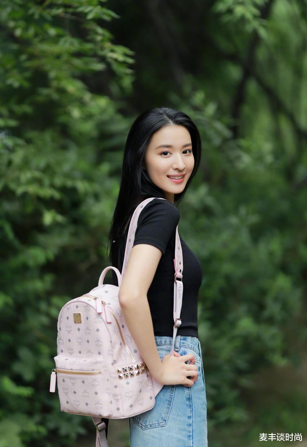 「清平乐」她演《清平乐》张贵妃走红，今穿露脐上衣牛仔裙，长发披肩好清纯