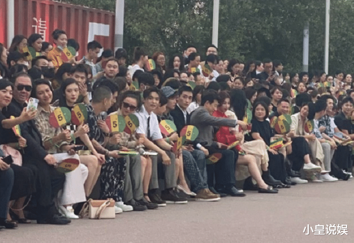 lv|LV秀场像菜市场开业，明星人手一把扇子，中国元素成四不像