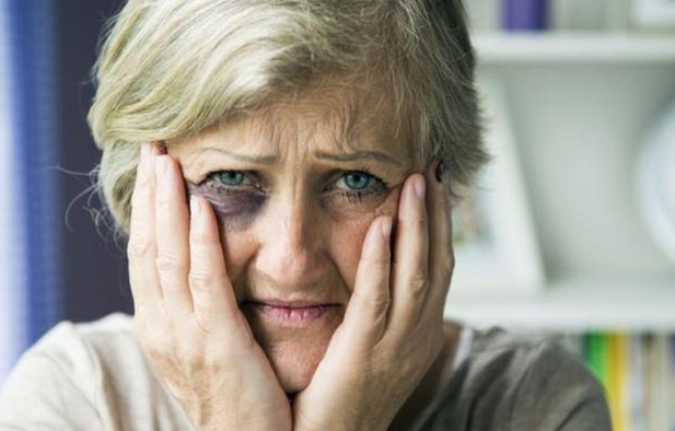 「眼霜」药房有一种“平价”眼霜,堪称眼袋眼纹的“天敌”,却因廉价被嫌弃