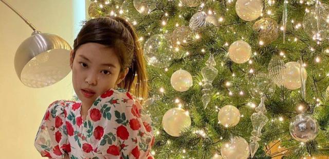 韓女團聖誕節曬照，粉墨大氣，TWICE可愛，aespa驚艷，紅貝貝冷清-圖2