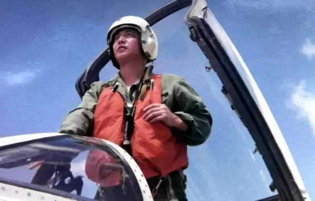 王伟|19年前王伟撞机时，飞行员赵宇为什么不开火？如今才知其中的无奈