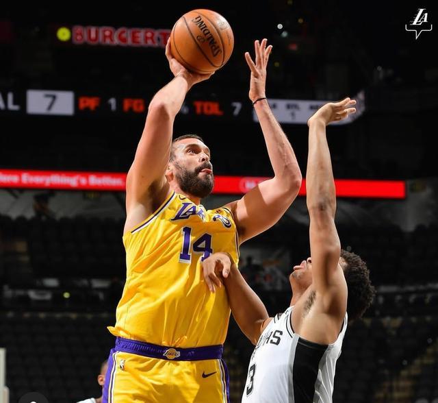 湖人队|17投7中，16篮板统治禁区！湖人忘记霍华德吧，佩林卡260万赚大了