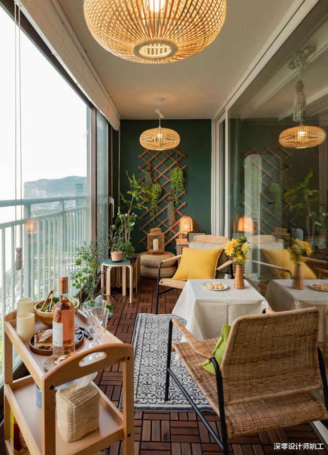 |不甘心阳台只晾衣,花3天倒腾成休闲区,喊亲戚来做客,全往这儿挤