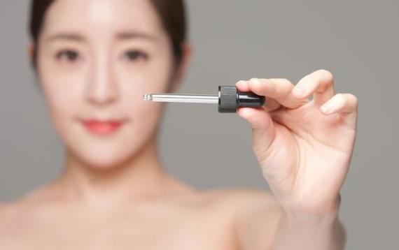 美容师▲精华液不是直接涂的？难怪涂了没效果，美容师教你正确涂精华