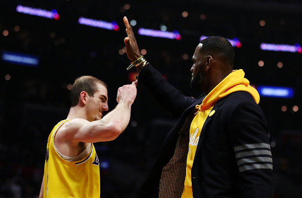 【湖人队】励志!湖人秃曼巴卡鲁索绝对是人生赢家:球打的好,女友更是惊艳