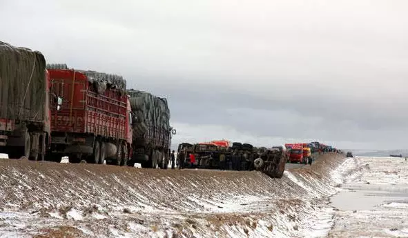 「青藏线」一堵就是上百公里，青藏公路那么平，为何还经常堵车？