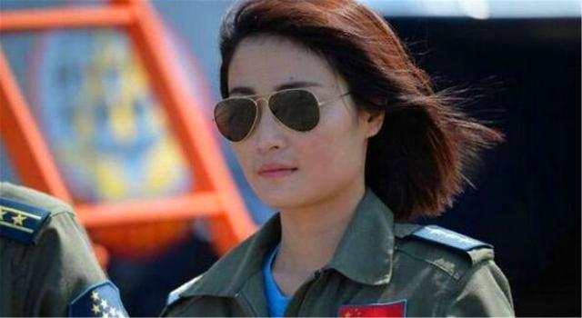 #女飞行员#中国首位歼10女飞行员,因跳伞失败牺牲,葬礼上36万群众自发送别