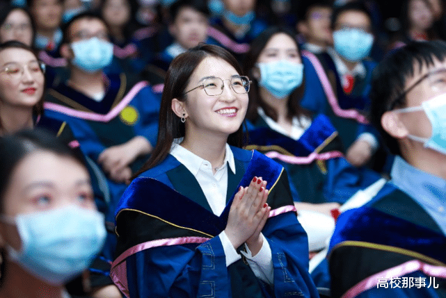 高校@就业率断崖式下跌，874万学生就业难，本质上反映的是高校专业漏洞