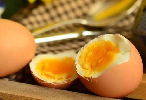 『饭团』鸡蛋别只知道用清水煮！多加这1步，壳一碰就掉，蛋黄软嫩不噎人