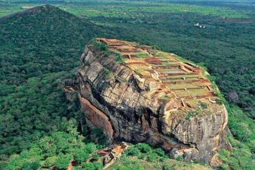 「」建在180米高巨石上的古城 ,千年之后才被人们发现,至今都是个谜