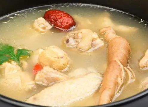 炖鸽子汤：炖鸽子汤时，这两样调料不要加，很多人都不知道，难怪汤不鲜美