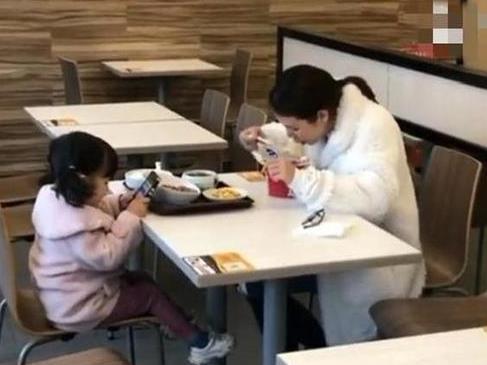 【】母女俩服务区用餐，路人的一段“偷拍”火了，网友：这孩子养废了