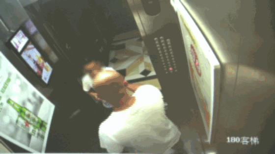 观察者网|掐脖、扇耳光…12岁男孩电梯里被殴打，劝架者也头破血流