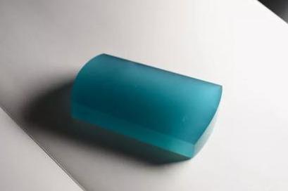 翡翠▲无经任何雕琢的翡翠原石玉牌,冰种水润,色泽幽蓝!