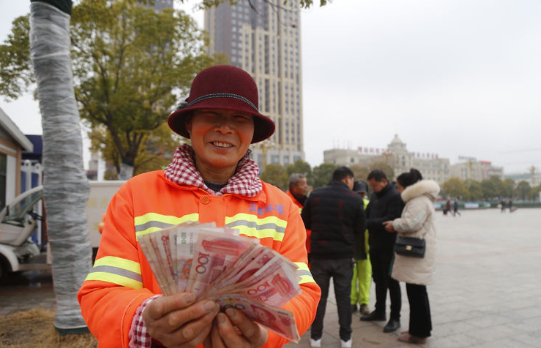 环卫工排队卖烟头场面壮观，1斤30块，网友：比猪肉价还高！