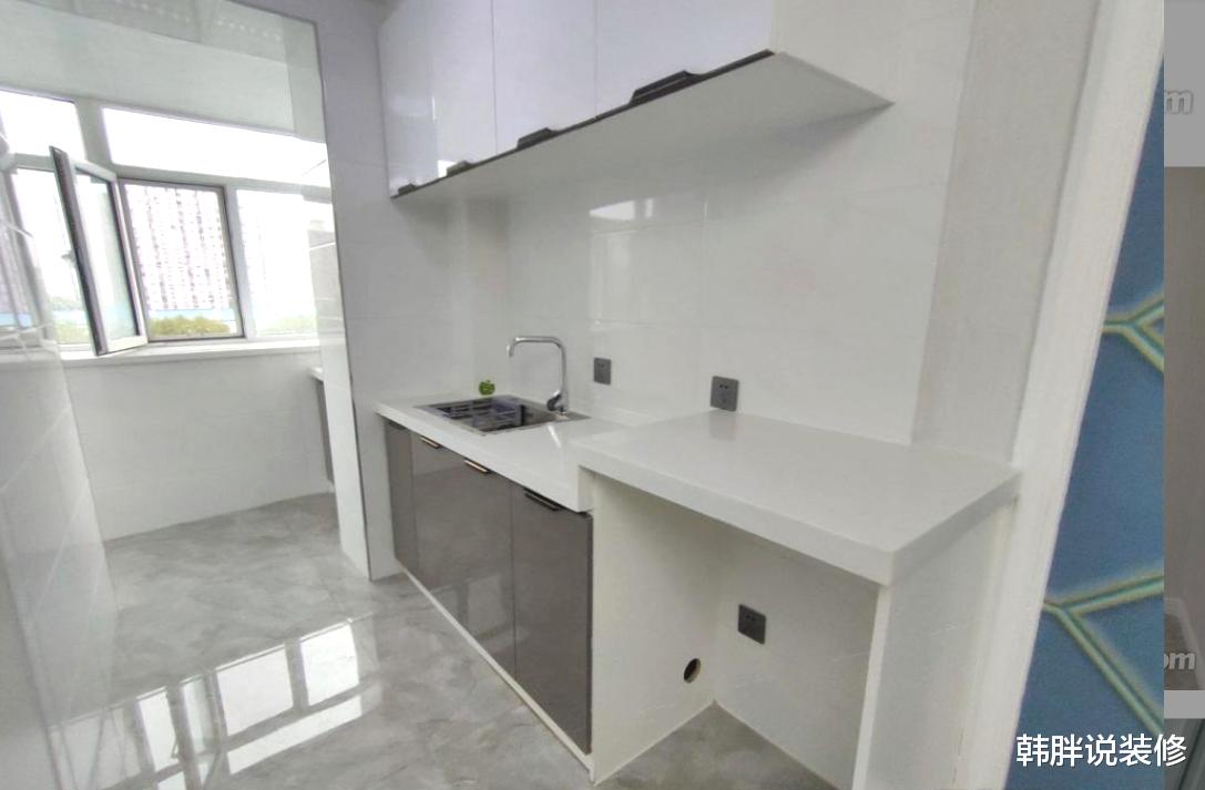 榻榻米|50㎡小户型，客厅里硬挤出榻榻米盒子房，单身公寓变成小两房