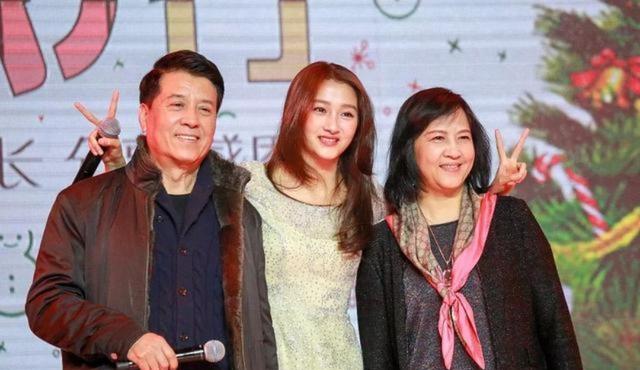 关晓彤▲关晓彤妈妈怀孕旧照曝光,曾经的靓丽小花旦,为女儿隐退娱乐圈