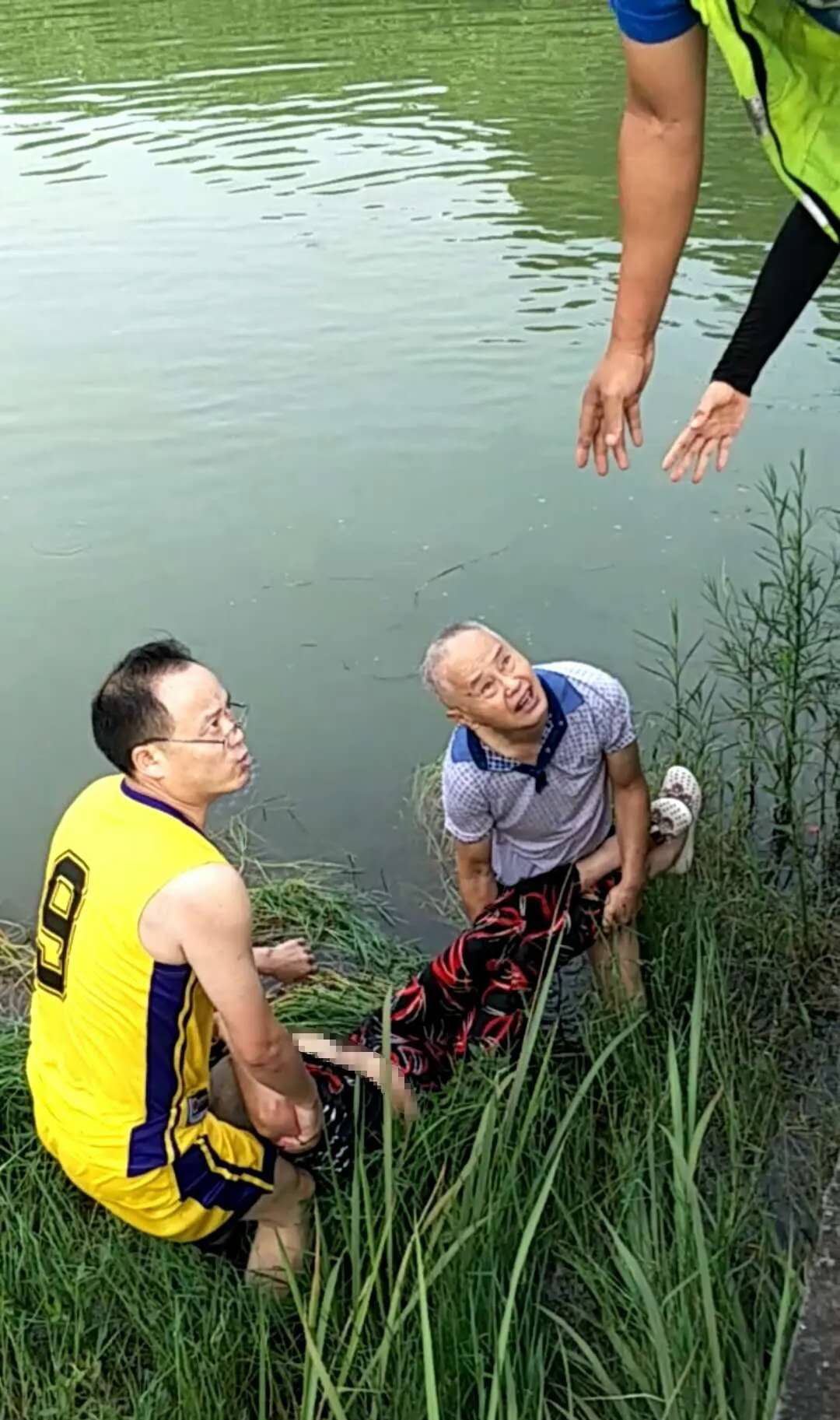 ?天天正能量官方|七旬大爷拼尽全力把落水女子救上岸，之后一幕……心疼！