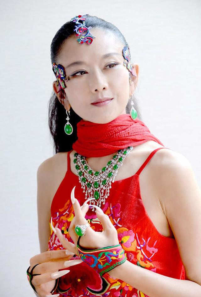 杨丽萍|62岁杨丽萍大变样！如今剪了指甲拄拐杖出行，生活全靠男助理伺候