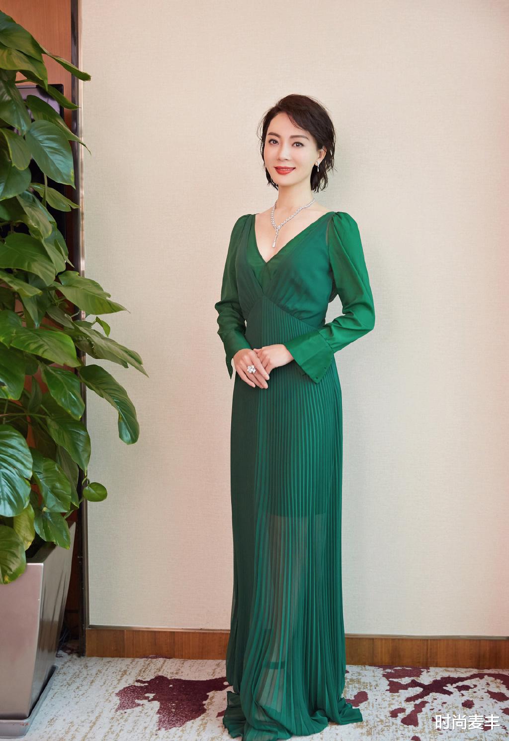 粉色|陈数保养得真好，穿粉色轻纱裙搭配短发造型，减龄十足不像中年人