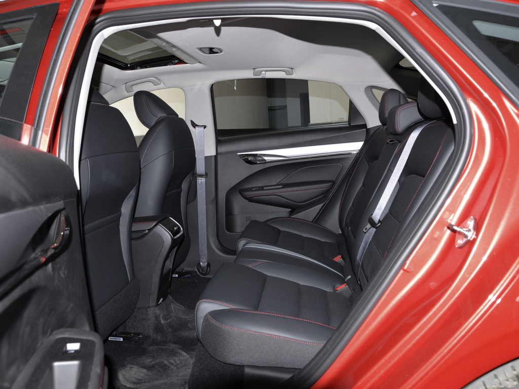 『吉利帝豪』油耗5L可自动驾驶，低配就有皮座椅，顶配才10万出头，帝豪落伍了