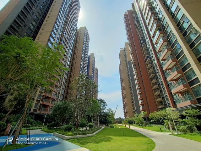 realme|realme真我V5上手：入门级5G手机到底做成了什么样子？