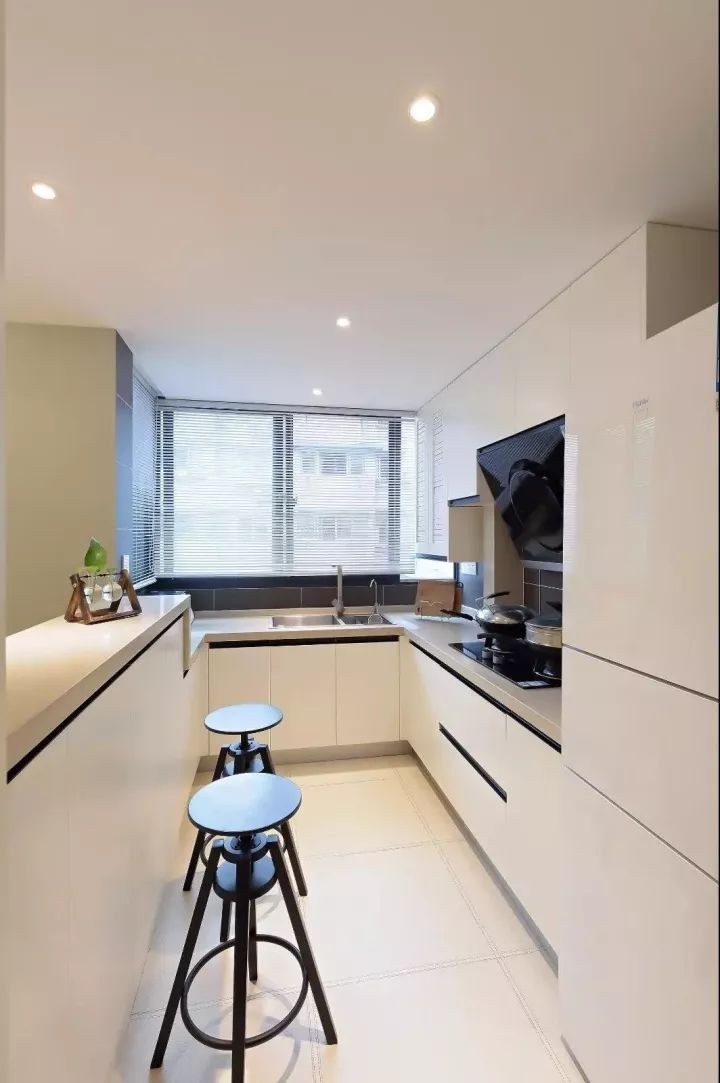 ▲72㎡简约风小户型，卡座半墙的设计，让厨房呈现半开放式空间！