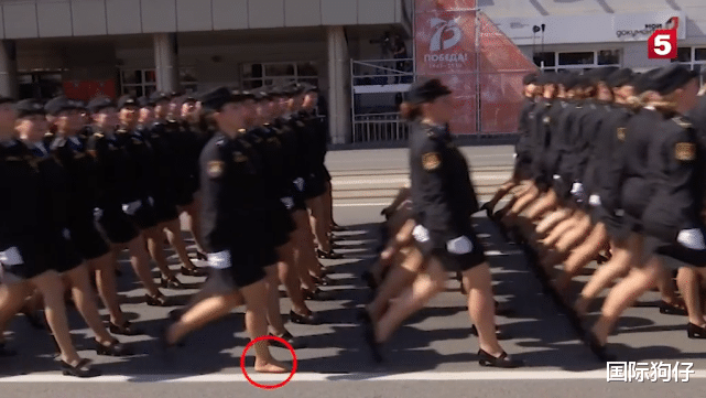 ：俄罗斯女兵阅兵仪式中踢掉了鞋子，舰队司令：我会亲自奖励她
