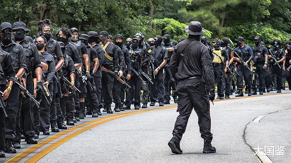 美国|大批黑人全副武装上街，高呼脱离美国独立，扬言要和美军硬碰硬
