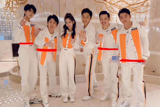 「蔡徐坤」跑男最新路透：撕名牌环节来袭，蔡徐坤名牌很可爱，看到Baby的很失望