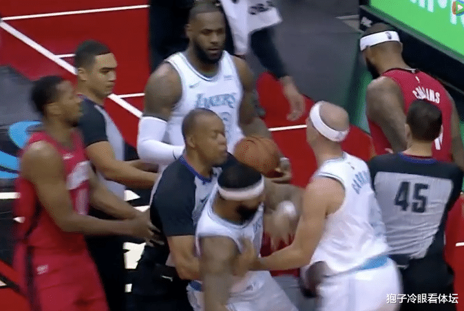 考辛斯|考辛斯又被驅(qū)逐出場！把詹姆斯臉都打變形 火湖大戰(zhàn)兩節(jié)兩人被驅(qū)