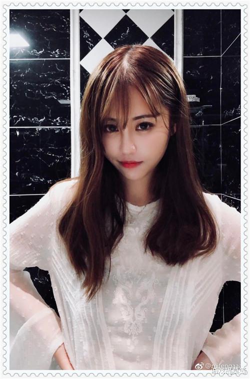 #蜜蜂仔#韦神女友蜜蜂仔吃鸡一姐位置不保？天海猫首秀，人气是其三倍！