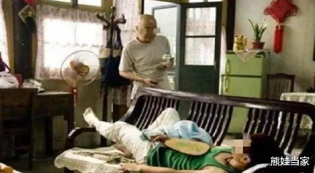 熊娃当家|“新型啃老”模式令人无奈，60岁老人含泪控诉：一家三口都在啃老