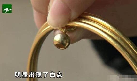 青海新闻联播|女子花17000元买金手镯，戴了10天发觉不对，经理一番话让她愣住