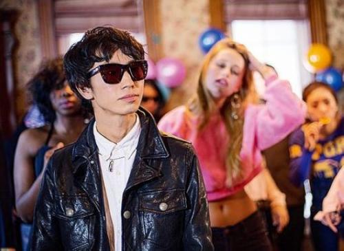 「演唱会」曾因一首神曲走红,自我膨胀连父母都不认,开演唱会加保安仅有21人!