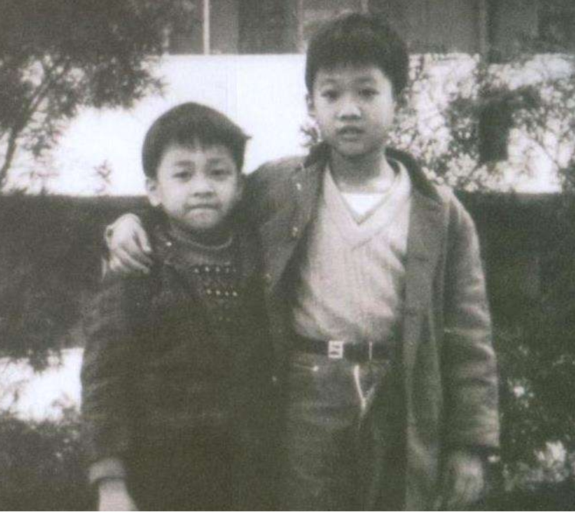 黄家驹|“乐坛传奇”黄家驹，93年舞台说的话，让粉丝盼了27年