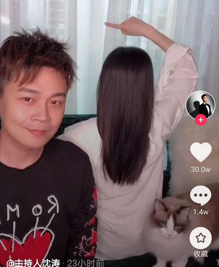 沈涛▲浙江台当家男主持晒老婆，纤瘦背影仪态庄重，却只负责后台递话筒