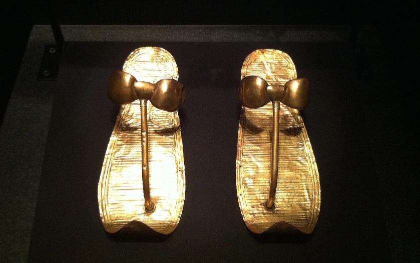 「」埃及最逆天的2件文物，一件是“黄金人字拖”，一件非地球之物