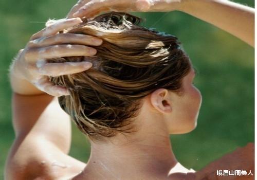 #头皮屑#头发隔多久洗一次最好?很多人都做错了,难怪头发掉得越来越厉害