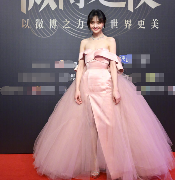 #郑爽#郑爽体重88斤，杨紫体重106斤，两人同时穿少女裙，差距都在背影上了