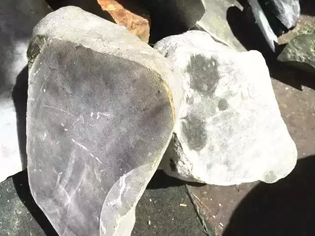 翡翠▲同样是300万切的石头，一刀下去，几家欢喜几家愁！