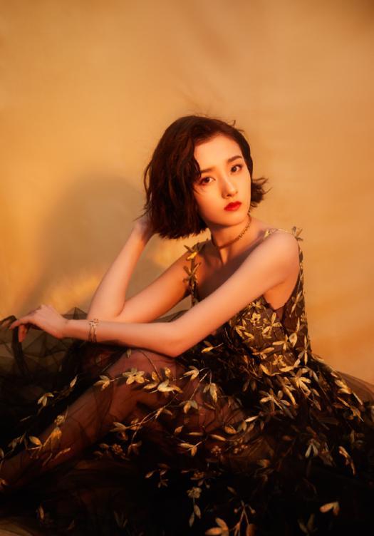 #长裙#有种变美叫长大后的宋祖儿，穿金叶长裙性感大气，短发红唇真女人